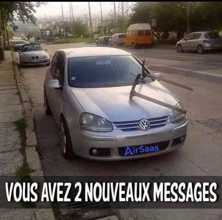 Photo d'illustration d'une voiture avec deux pioches plantées dans le capot